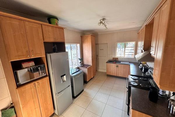 In the heart of Edenvale, close to schools, shops, highways and the airport. 
Spacious room, warm parquets floors in lounge, pool to ...