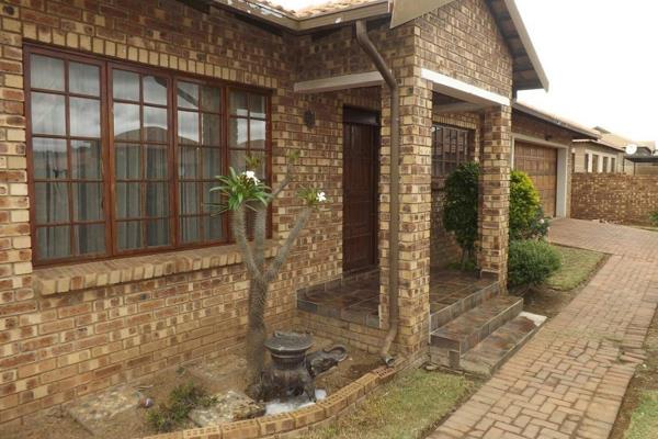 Stunning 3 bedroom home for sale in a safe area close to Panorama Primary School.

The property offers:
3 Bedrooms
2 Bathrooms
Neat ...