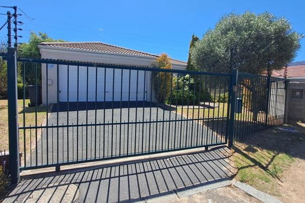 This spacious family home is located in the center of Gordons Bay
Privacy  is a real plus. This property has been kept in an immaculate ...