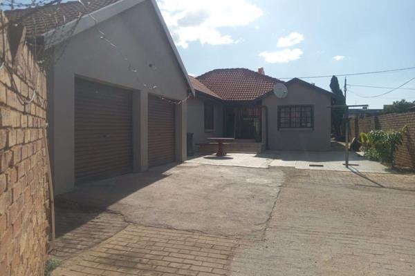 Pretoria East Seeff  Properties proudly presents this beautiful home that offers a combination of benefits namely comfort and the ...