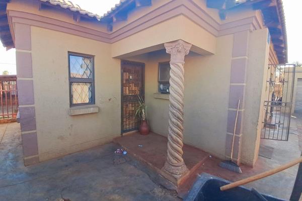 Calling upon keen cash buyers!

2 Bedroom Home on a corner stand in Nellmapius, Mamelodi 

This nice family home on a corner stand is ...