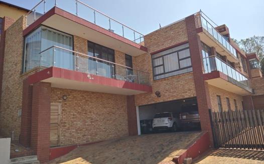 6 Bedroom House for sale in Roodekrans