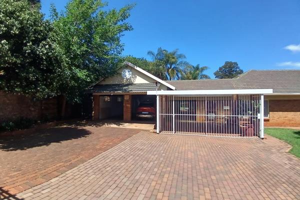 This spacious garden cottage is situated close to Highschool Sutherland and Ho&#235;rskool Eldoraigne.
It offers a spacious bedroom ...