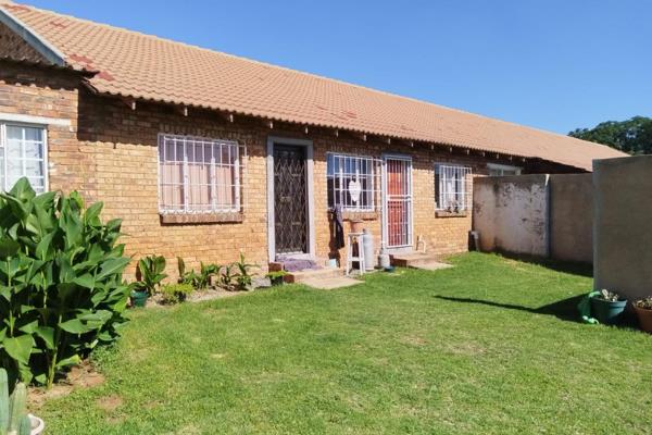 Zoned for agriculture use.  This property will bring in income off R20 000.00 already tenants  renting.
Property consist of the ...