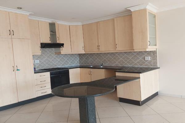 Spacious 3 bedroom, 3 bathroom unit with open plan lounge dining room andamp; kitchen.  Kitchen has lots of cupboards, granite tops ...