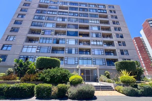 The Majestic Table Mountain, Sunset and Atlantic Ocean views alone make this one bed apartment a wise buy. 

Add to this it&#39;s ...