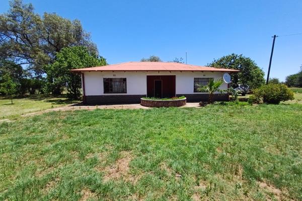 This Property Offers 3  Bedrooms, 2 Bathrooms, Livingroom, Diningroom. Spacious Kitchen. 2 Boreholes, 3 Garages.