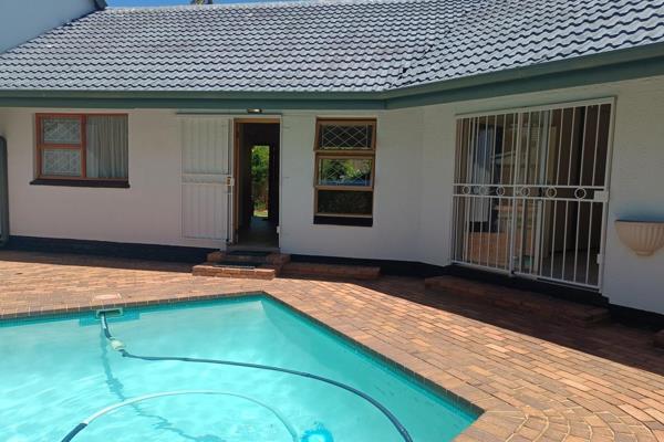 Cozy 1-bedroom garden cottage in Northcliff, available immediately! Features an open-plan kitchen, lounge, separate bedroom, bathroom ...