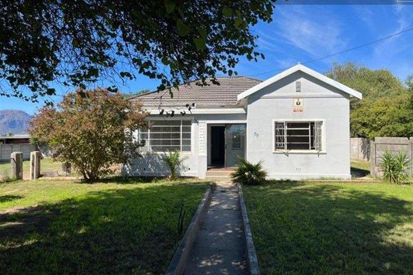 Situated in the highly sought-after Northern Paarl area, this property offers unparalleled convenience with close proximity to ...