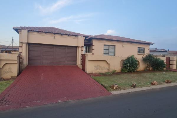 Urgent Sale: 4 Bedrooms 2 Bathrooms freehold House for Sale in Spruitview.

Property Features:

4 Bedrooms

2 Bathrooms

2 ...