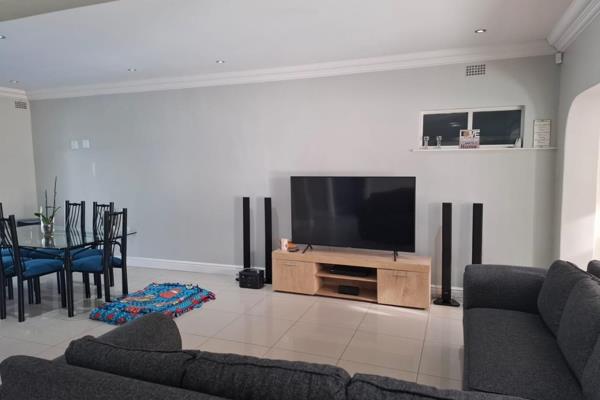 Beautiful, spacious 4-bedroom house for sale in Plumstead.
This modern family home ...