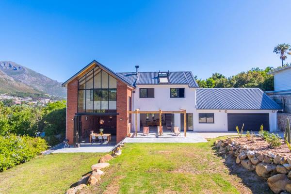 Stunning Modern Family Home with Spectacular Mountain views.
This architecturally designed, newly built modern family home offers ...