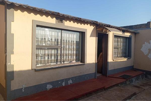 Charming 4-room house for sale in Jabulani, Soweto!


This lovely property offers a spacious main house with 2 bedrooms, a ...