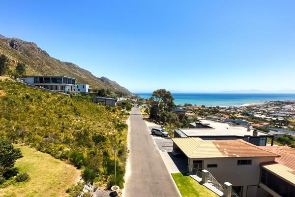 Homelink Estates Sole Mandate - Pick one of two great plots OR take both. Situated in a sought after suburb of Gordons Bay you will ...