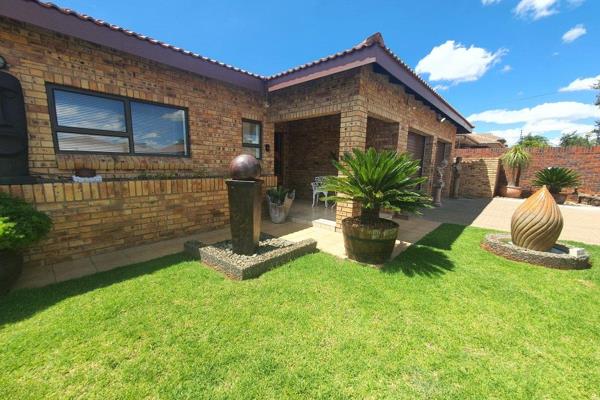 We are pleased to offer this extremely neat family home. With space for the family and a practical design for easy living, this ...