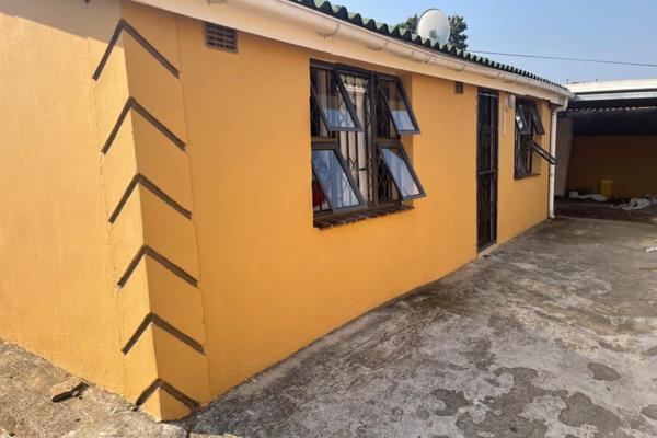 Real Estate Services  offers this well maintained outside room to rent in  uMlazi N section. 
It is located in a safe and secure area ...