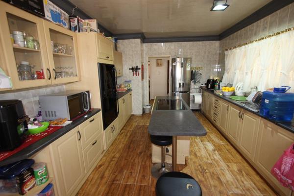 Be your own landlord and buy this neat family home close to all amenities. The kitchen is of good quality with a eye level oven and ...