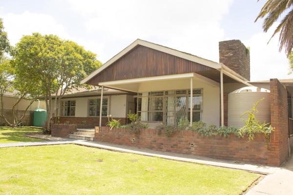 This spacious 4-bedroom family home in Humansdorp is situated on a large 1487 square ...