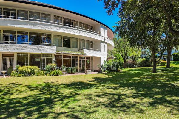 This bright and airy top floor apartment is a gem to see in the complex of Bryanston Crescent.
The open plan, modern kitchen has ...