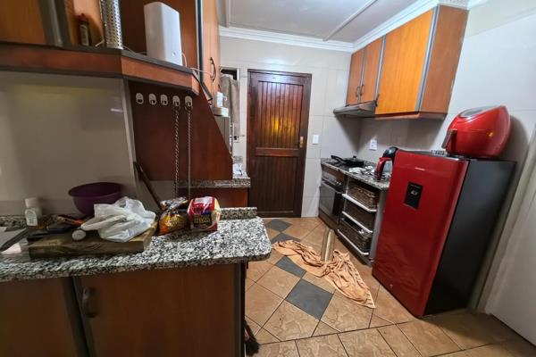 This house has 3 bedrooms with BIC,1 bathroom and a fully fitted kitchen and open plan lounge and dining area.
airconditioned
Jojo ...