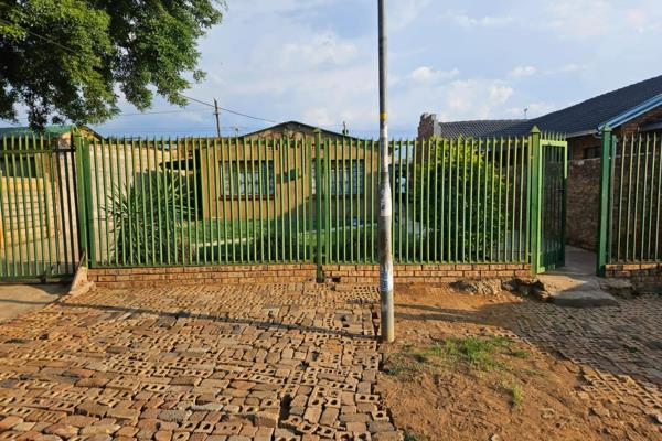 A very neat family house in Mamelodi East. The house has:
2 Bedrooms
Kitchen
Dining room
Outside toilet
3 outside rooms