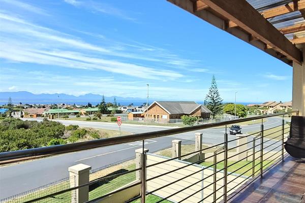 This stylish, pet-friendly home is ready for you, with stunning views of the ocean and&#160;Outeniqua Mountains! 

Located in a ...