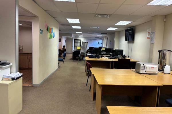 Beautiful office in secure multi-tenanted office building

Approx. Size: 300 m2
Rental: R 37,500 pm plus VAT
Parking: Basement ...