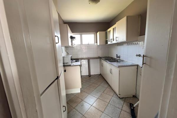 Two bedroom apartment with BIC, 1 bathroom, fitted kitchen and an open plan lounge and dining area.
24/7 manned security
access ...