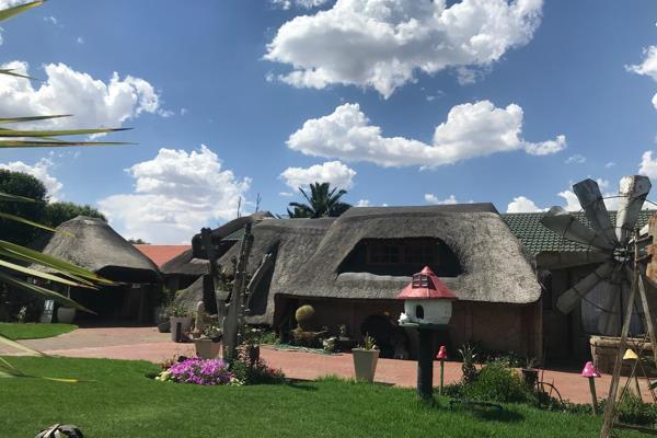 Loads of atmosphere...!!!
If you are lookIng for something different... This is it  !!!!
Thatch lapa with braai area leading onto ...