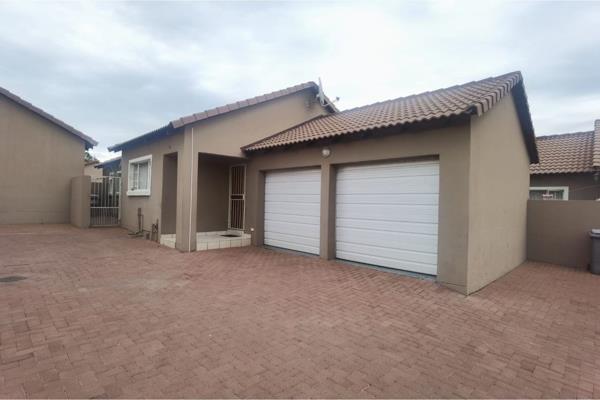 A COSY 3 BEDROOM TOWNHOUSE IN THATCHFIELD
Very close to many amenities shopping centers , schools , highways
WALKING DISTANCE TO CURRO ...