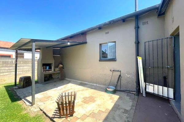 Krugersdorp West
R 870 000

Entrance Hall

Neat Kitchen / Scullery / Laundry / ...