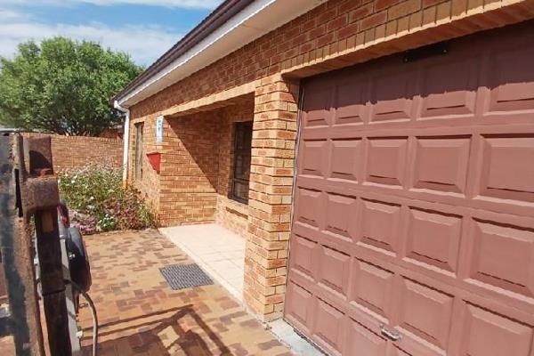 This beautiful and modern 3 bedroom house is in Protea Heights, Brackenfell.  It has easy access to all main routes and amenities such ...