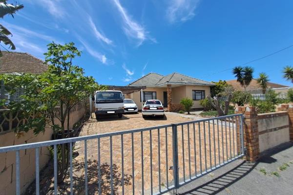 This stunning 5-bedroom home is perfect for families seeking comfort, space, and modern amenities. The open-plan lounge and dining area ...