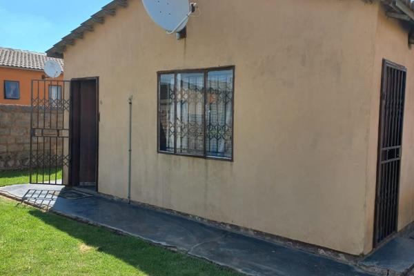 2 bedroom house for sale, bath, lounge, and kitchen. R320000. John Dube Village. Duduza