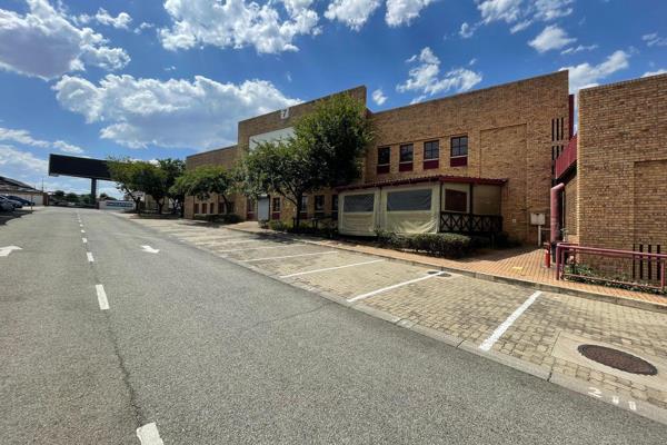 This 1,049m2 industrial unit in Paulshof, Sandton, offers an excellent combination of ...