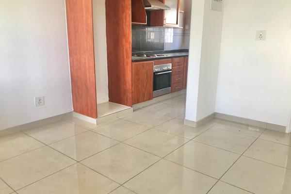 Neat cozy first floor apartment available for rent.

Close to Malibongwe and the N1 onramp.

Your lock up and go awaits

Owner askimg ...