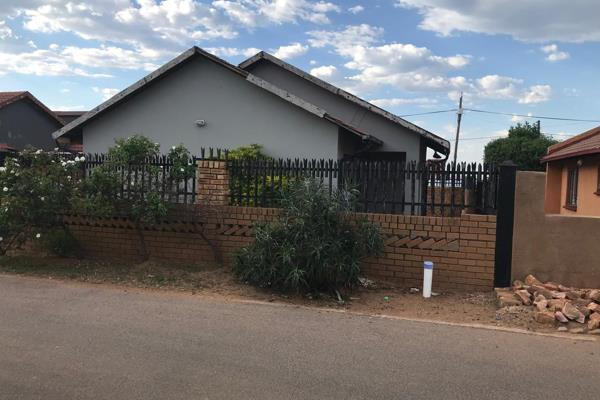 3 bedroom house for rental

Fitted kitchen 
Open plan sitting
Dining room
Carport