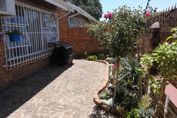 Lock up and go!!!! Zero maintenance!

Levy of r150!!!

MODERN AND SOFISTICATED, RENOVATED and Pet Friendly, spacious rooms with a lot ...