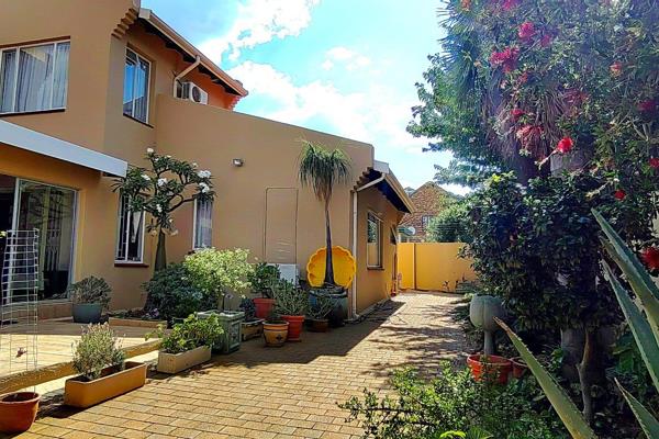 HOUSE IN A SMALL COMPLEX
STAND ALONE
STAIRS 
DOUBLE STORY
PRIVATE GARDEN

3 bedrooms- main bedroom is downstairs with en-suite ...