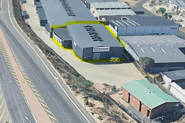 Rental @92 p/sqm gross (Ex Vat and Utilities) 

Warehouse size: 850sqm 

Key Features: 
-24/7 security 
-One roller shutter door (4m height - 3.5 width) 
-Three Phase Power 
-Height to Eaves: 6m 
-Insulated steel roof 
-Interlink ...