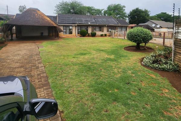 Nestled in the serene neighborhood of Lakefield, Gauteng, this spacious 4-bedroom, 2-bathroom house is a perfect blend of comfort and ...