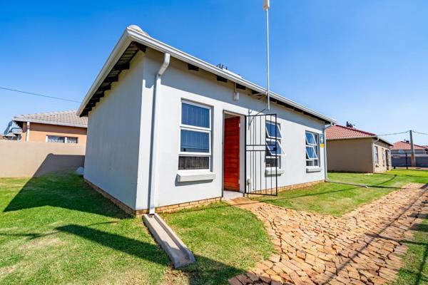 Don&#39;t miss out on this incredible opportunity !! 
This show house is for sale with all extras included, eg. floor tiling, burglar bars, security gates &amp; ClearView fencing with motor gate.
This is a stunning 55m&#178;, 3 ...