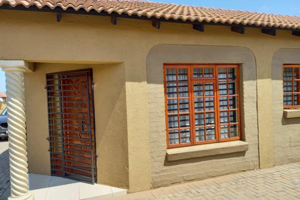 Situated in a secure Complex. Three Bedrooms, Two Bathrooms, Open Plan kitchen and  Lounge.  Courtyard with a Built in braai.

Single ...