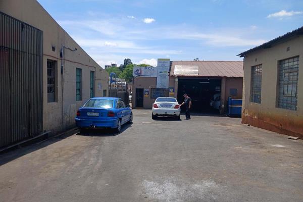 Workshop with office to let.3phse power very secure in a industrial park.Parking for 2 Cars. Close to Jhb cbd and all major highways. ...