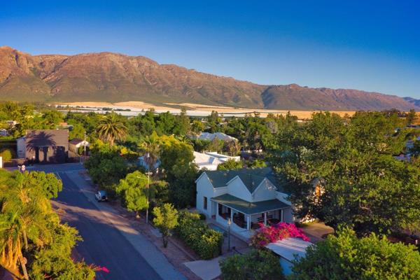 Located in the heart of Porterville, Western Cape, this stunning property offers an incredible opportunity for buyers seeking a unique ...