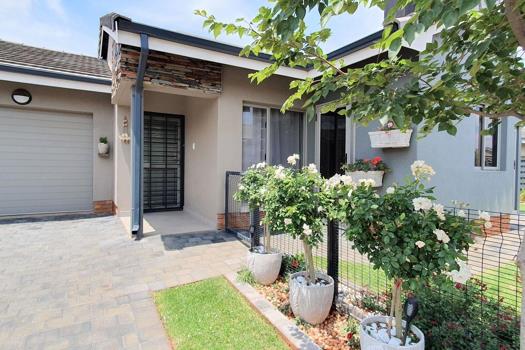 2 Bedroom House for sale in Waterkloof Ridge