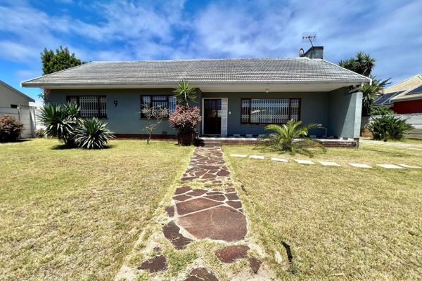 This retro-chic 3 bed, 2 bath family home is situated in a lovely part of Table View on a huge erf, offeringendless backyard space for ...