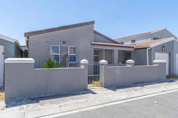 This beautiful 3-bedroom family home offers ample space and modern comforts for a growing family. The expansive open-plan lounge and ...