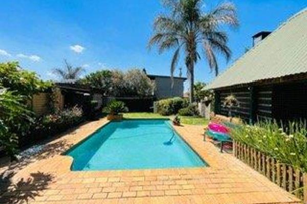 This charming 3 bedroom house offers you a home very close to the High School.  The sparkilng pool has been upgraded and are still ...