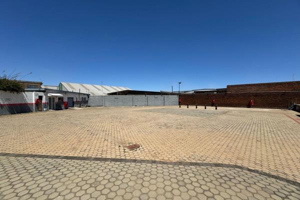 Unlock the potential of this well-maintained 170m2 retail/storage facility, perfectly ...